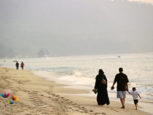 eightfish-muslim-family-from-saudi-arabia-stroll-along-the-beach-of-penang