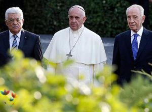 403x296_269940_pope-peres-and-abbas-hold-vatica
